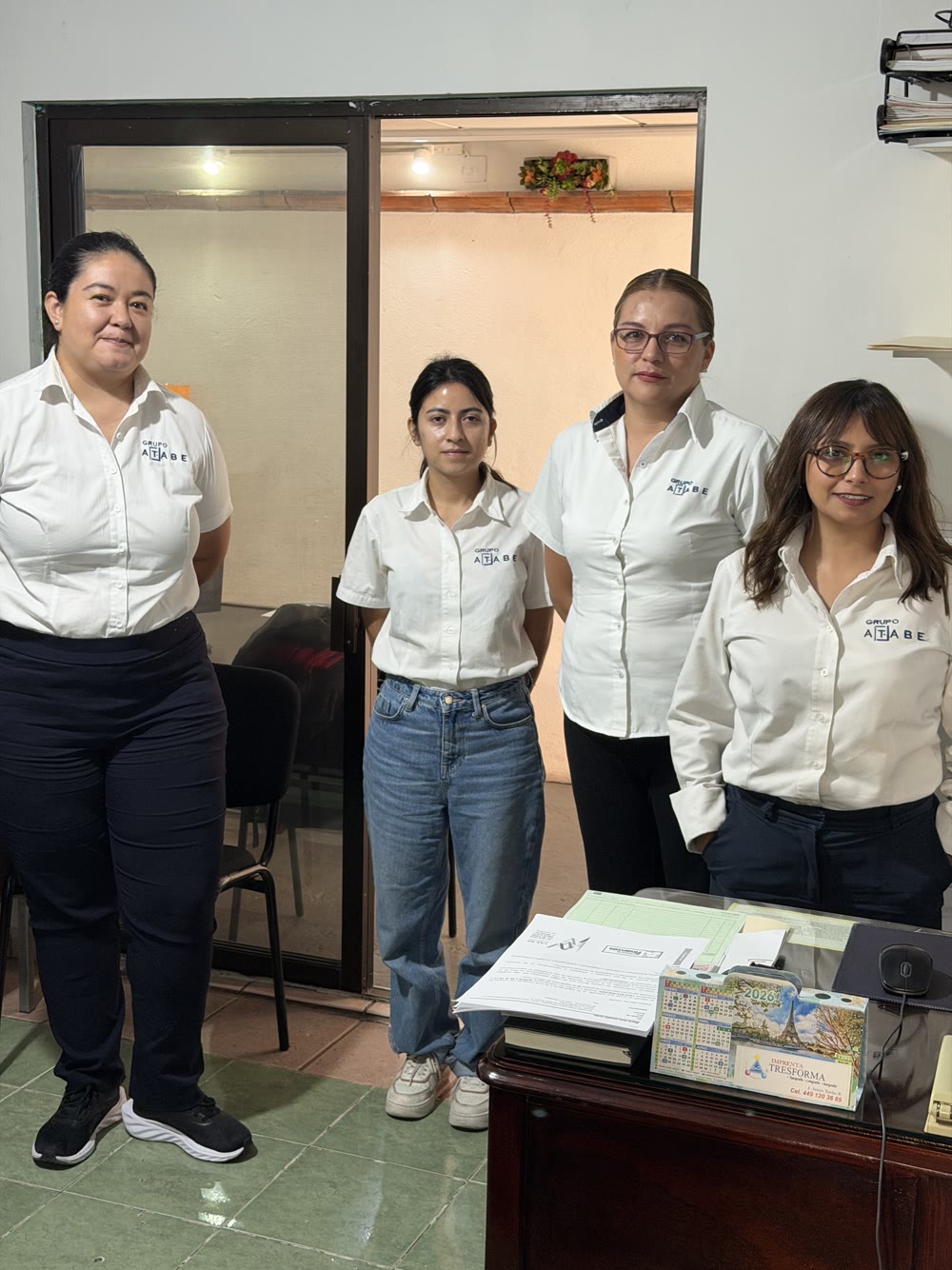 Integrantes del equipo de Grupo ATABE en su oficina